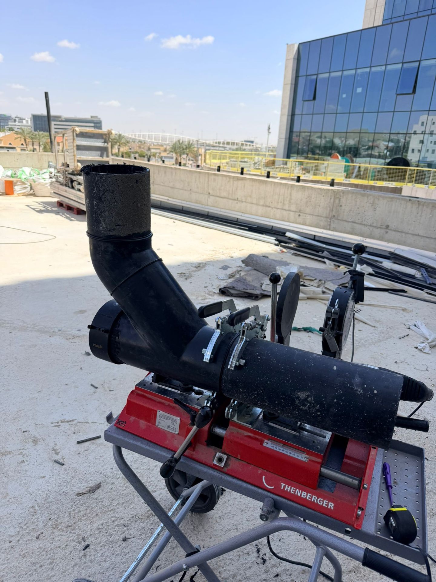 ביצוע מדידות בשטח ובדיקת התאמה לתוכניות עבודה
